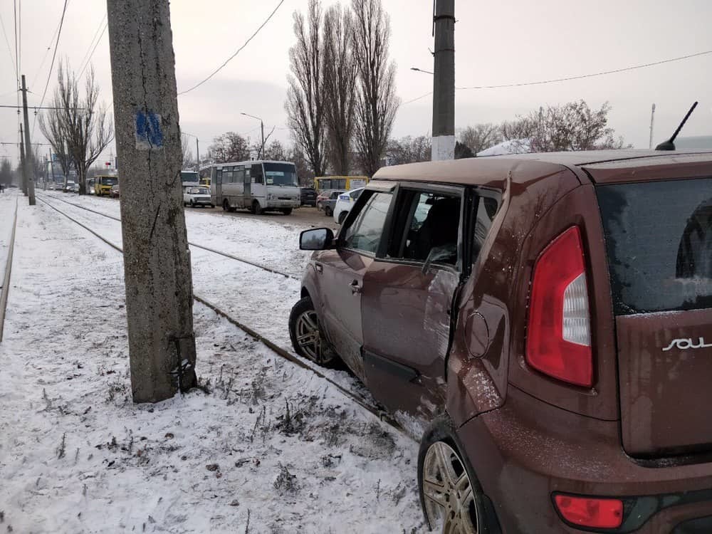 Авария на Николаевской дороге. Фото: пресс-служба патрульной полиции
