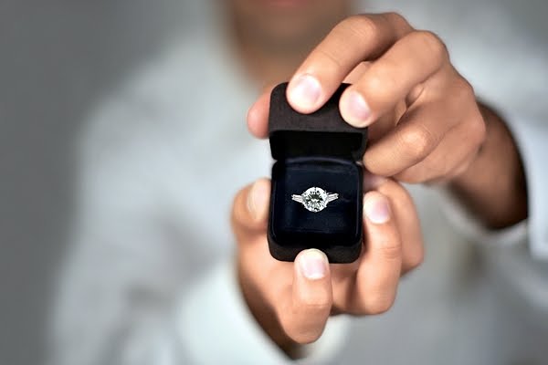 Новость - События - Очень трогательно: полицейский попросил одесситку помочь выбрать кольцо для возлюбленной