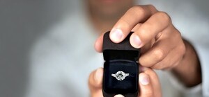 Очень трогательно: полицейский попросил одесситку помочь выбрать кольцо для возлюбленной