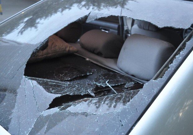 Новость - События - Идеальный грабеж: на Балковской вор разбил окно авто и вытянул из него сумку с 200 тысячами гривен