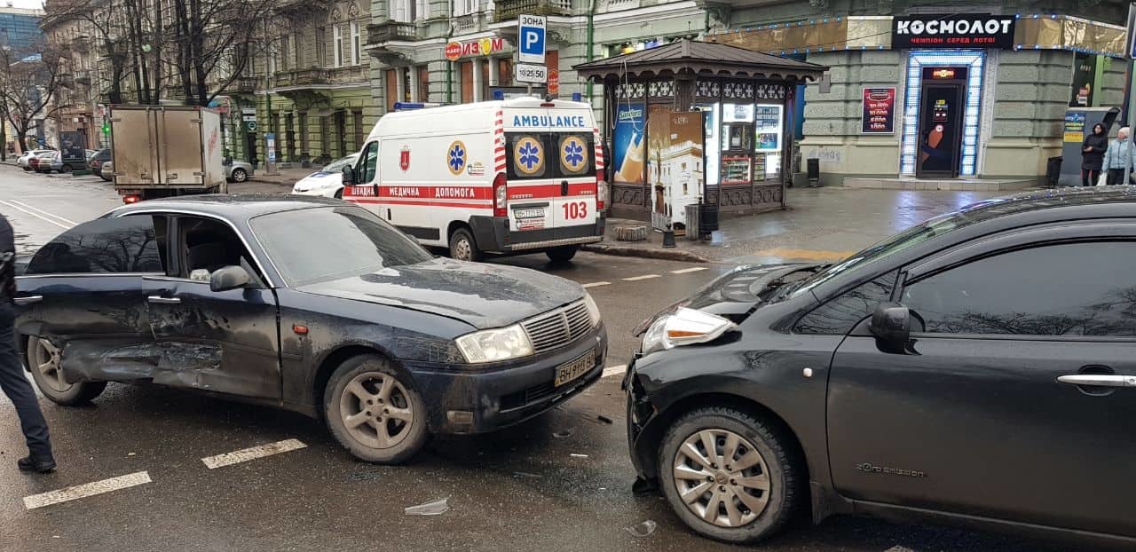 Утром на пересечении улиц Греческой и Преображенской произошла авария с пострадавшими.