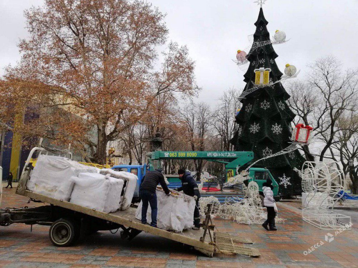 Демонтаж новогодней елки в Одессе. Фото: odessamedia.net