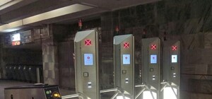 Недолго музыка играла: в киевской подземке закрыли новые турникеты