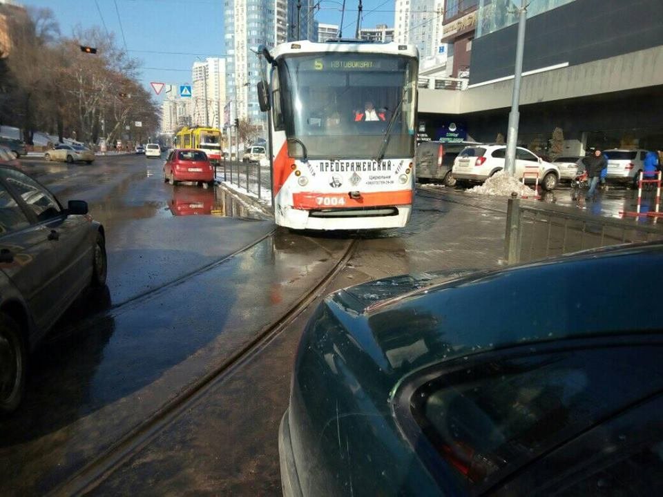 В Одессе машина заблокировал движение трамваев. zachem.com.ua