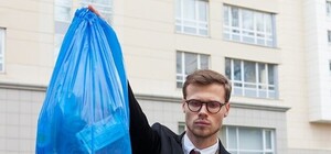 Простояли лише місяць: на площі Соборній просідає земля під підземними контейнерами для сміття