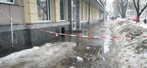 Очередная жертва: в центре Полтавы 7-летнюю девочку травмировало льдом. Что говорят медики