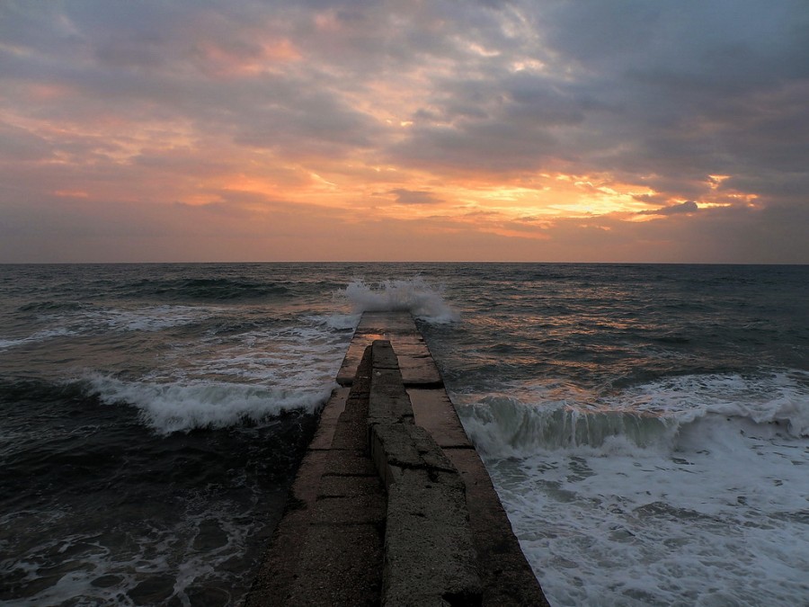 Когда так много позади всего в особенности. Море в несезон. К морю.... Мор. Море позади.