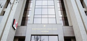 KFC в Доме профсоюзов начал вешать новую вывеску