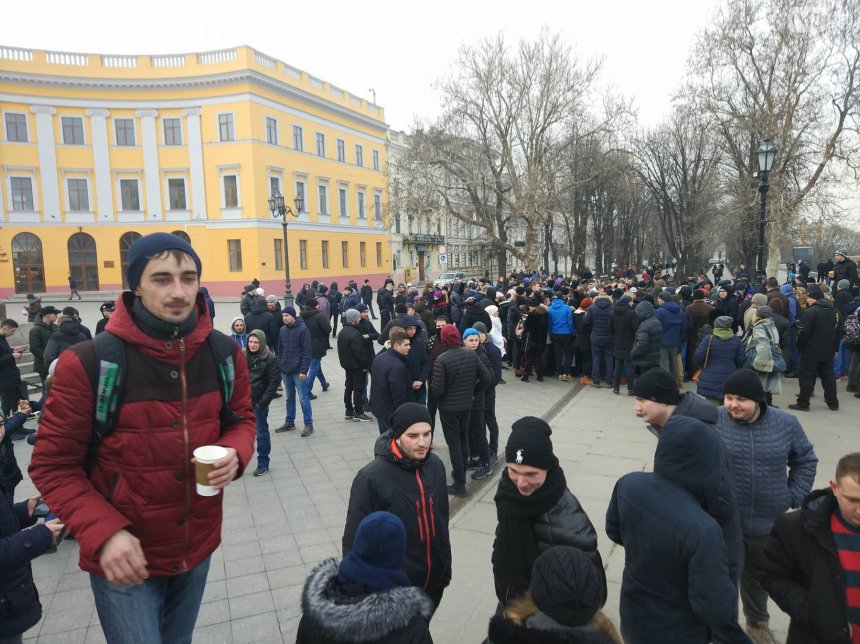 В Одессе неизвестные организовали проплаченный митинг у памятника Дюку в поддержку неизвестного кандидата в президенты. Фото 048. 