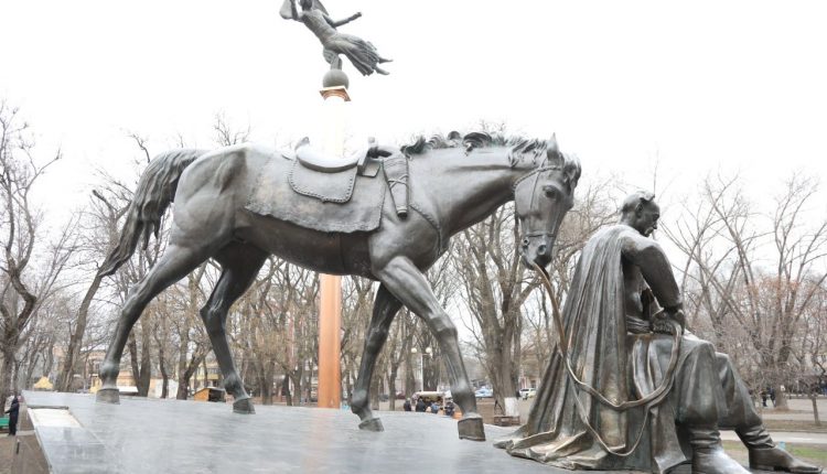 В Старобазарном сквере вандалы добрались до скульптуры коня на памятнике атаману Антону Головатому. Фото: УСИ