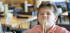 Наче в ресторані: учнів львівської гімназії обслуговують офіціанти