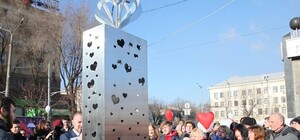 Терка и надгробие: запорожцы недовольны новой Стелой любви