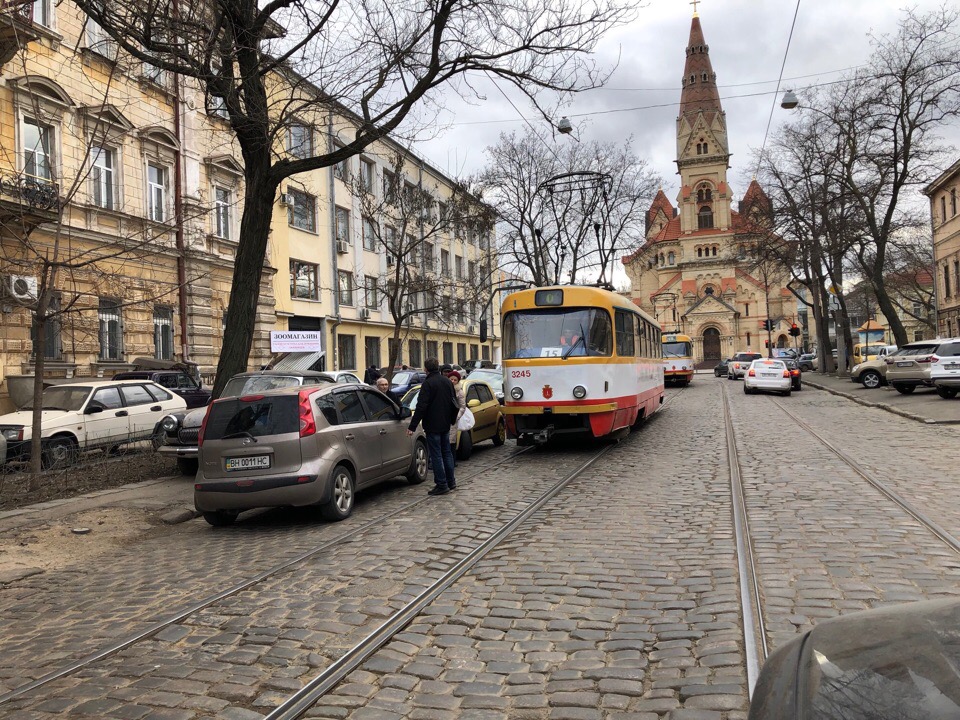 Смотри, как в Одессе паркуются самые наглые водители