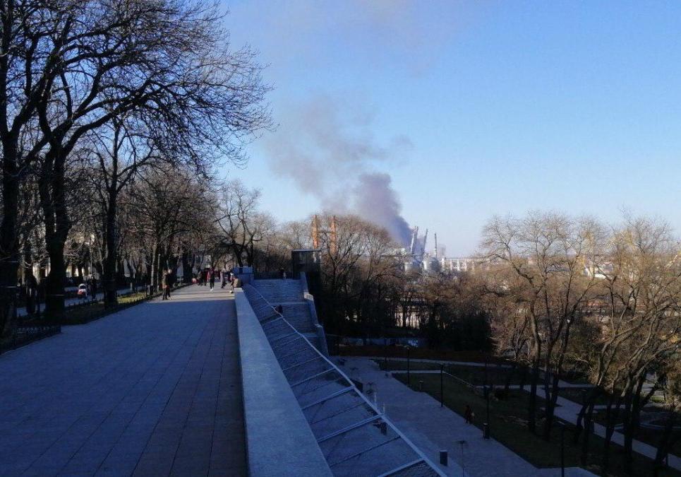 Около Пересыпского моста в Одессе горит камыш. Фото: odessamedia.net