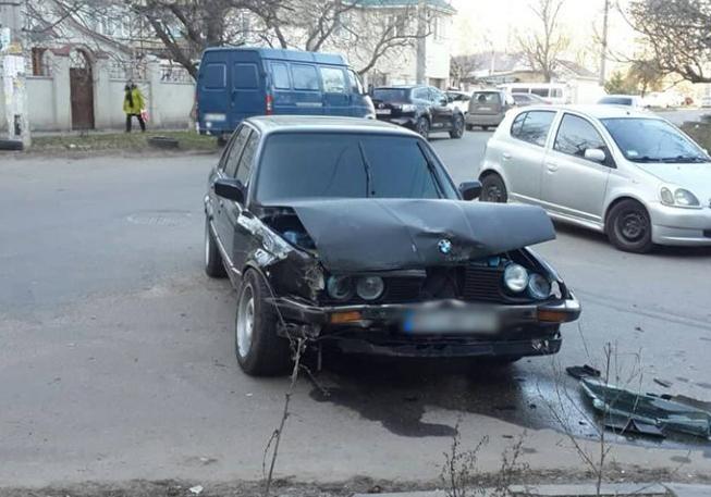 Сегодня днем на Слободке ВАЗ врезался BMW. Фото: 7 канал