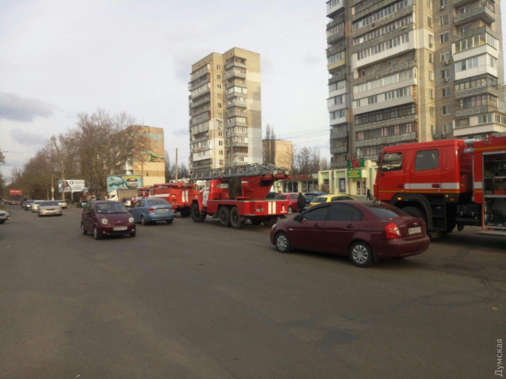 Новость - События - 8 пожарных машин и скорая: на Варненкской загорелась 14-этажная высотка