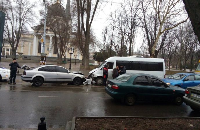 На Преображенской столкнулись авто и маршрутка: движение парализовано