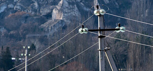 Жуть какая: под Днепром на столбе электропередач висело тело (ФОТО 18+)