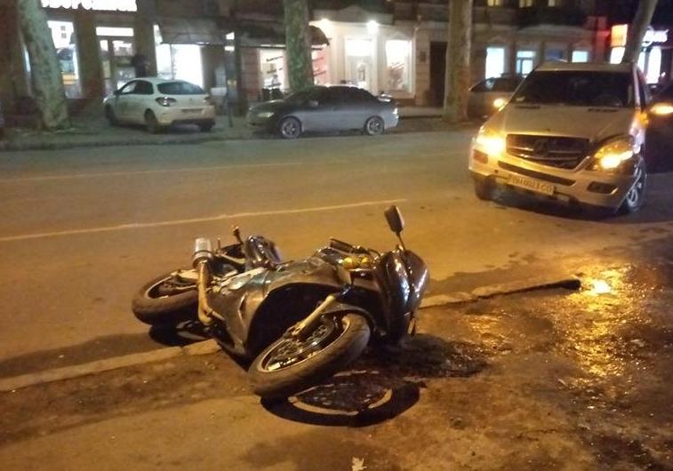 24 февраля  на улице Ришельевской в ДТП пострадал мотоциклист. Фото полиции