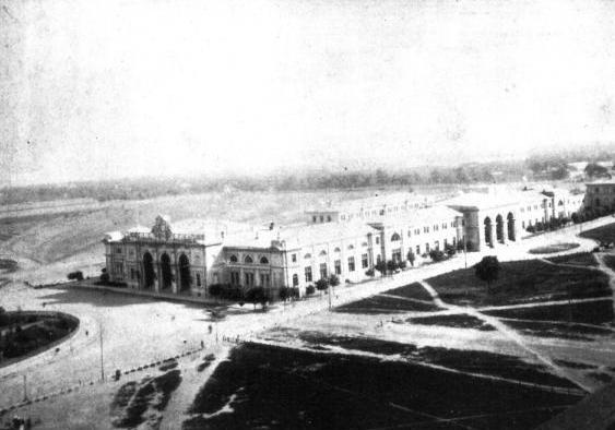 Здание пассажирского вокзала, главный и боковой фасад, со стороны Старосенной площади, 1884 год. Фото: viknaodessa.od.ua