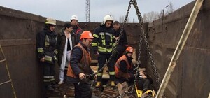 Завалило металлоломом: спасатели вытащили мужчину, который застрял в грузовом вагоне