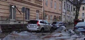 Зірвані дахи, повалені дерева і паралізовані тролейбуси: Львовом пронісся ураган