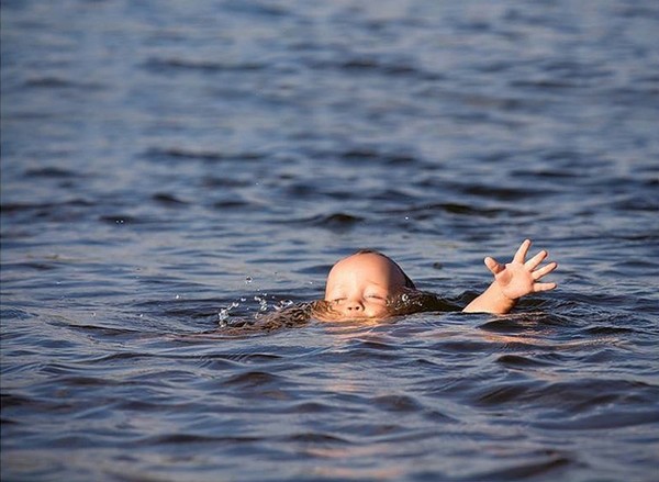 Новость - События - Из-за сильного ветра на Аркадии в море сдуло маму с малышом: пляжников спасали прохожие