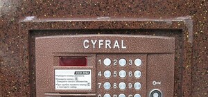 Придется спускаться и открывать: на проспекте Хмельницкого воруют домофоны (видео)