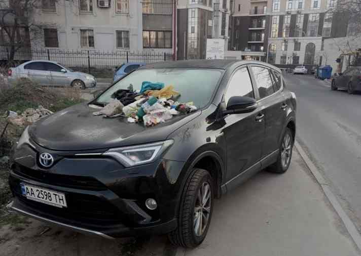 Вот так одесситы отомстили водителю автомобиля с киевской регистрацией в Каретном переулке. Фото: Игорь Корецкий
