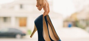 Прохожие не растерялись: в Харькове посреди улицы — свалка из новой обуви