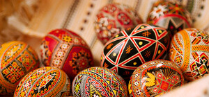 Золотые яйца: в Канаде выпустили монеты в форме украинской писанки