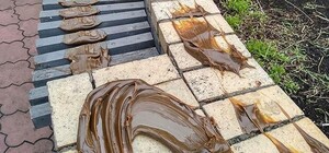 На Оболонской набережной коммунальщики попытались убрать солидол: что у них получилось