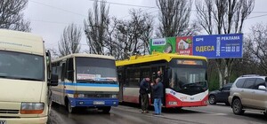 Возле аэропорта большая пробка: на Овидиопольской трассе столкнулись автомобиль, троллейбус и маршрутка