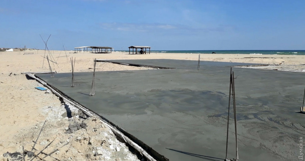В Затоке предприниматели залили бетоном пляж. Фото: Думская