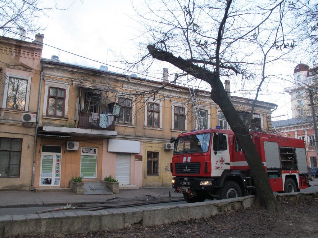 Вчера, 20 апреля, 28 спасателей тушили пожар в Одессе