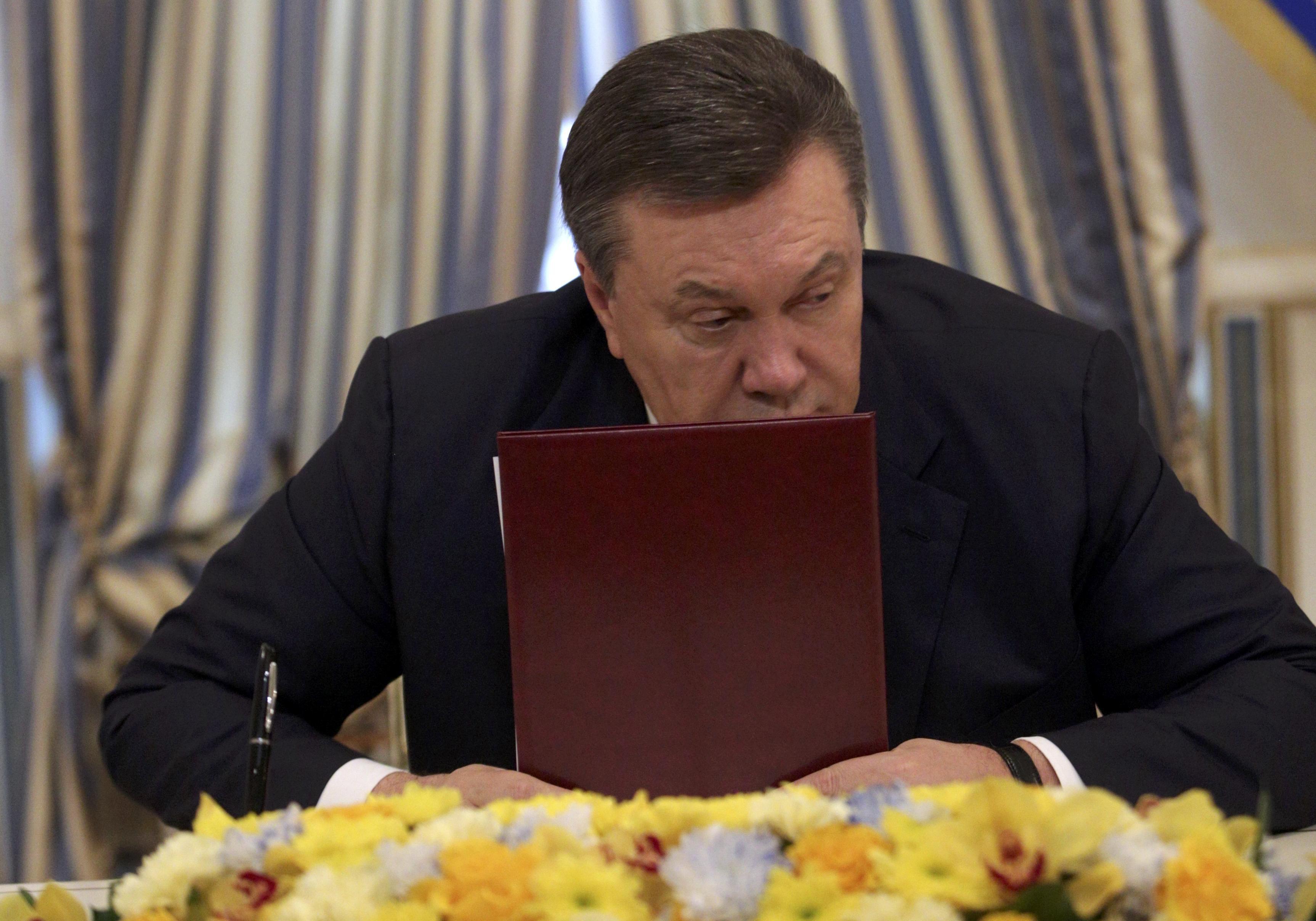 Янукович поздравил Зеленского с победой