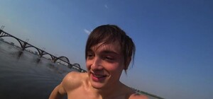 Открыл сезон: блогер искупался в ледяном Днепре и устроил конкурс на поиск его трусов