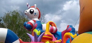 Праздник от мэрии в парке Победы: женщина с ребенком чуть не задохнулись на надувной горке