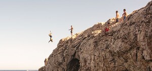 Медики не могли к нему добраться: на Бабурке мужчина сорвался со скалы