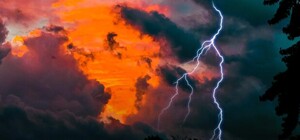 Дружина — в реанімації: на Львівщині блискавка вбила чоловіка