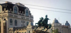 На радость горожанам: у памятника Богдану Хмельницкому зацвела сирень