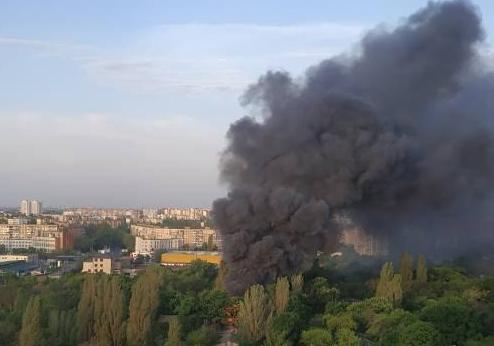 Утром 19 мая 2019 года в Одессе горит бывший военный склад на улице Люстдорфской. Фото: Одесский форум