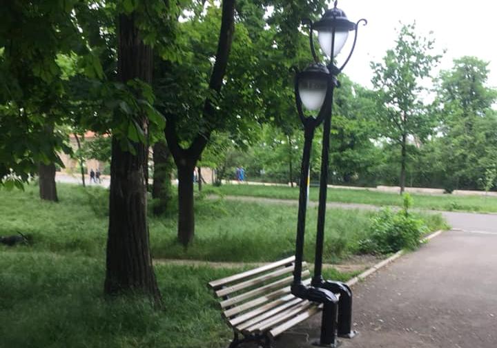 В парке Шевченко появились необычные фонари на лавочке