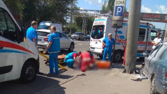 На Николаевской дороге легковушка сбила мужчину и влетела в столб. Фото: Град