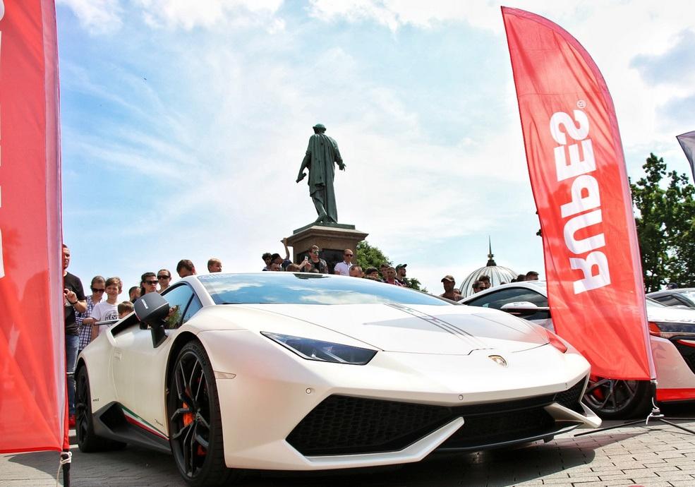 На Екатерининской площади проходит парад редких элитных автомобилей. Фото: Пушкинская