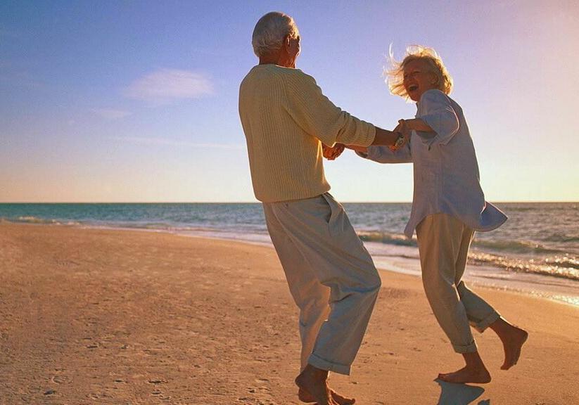 Фото: пенсионеры на пляже 