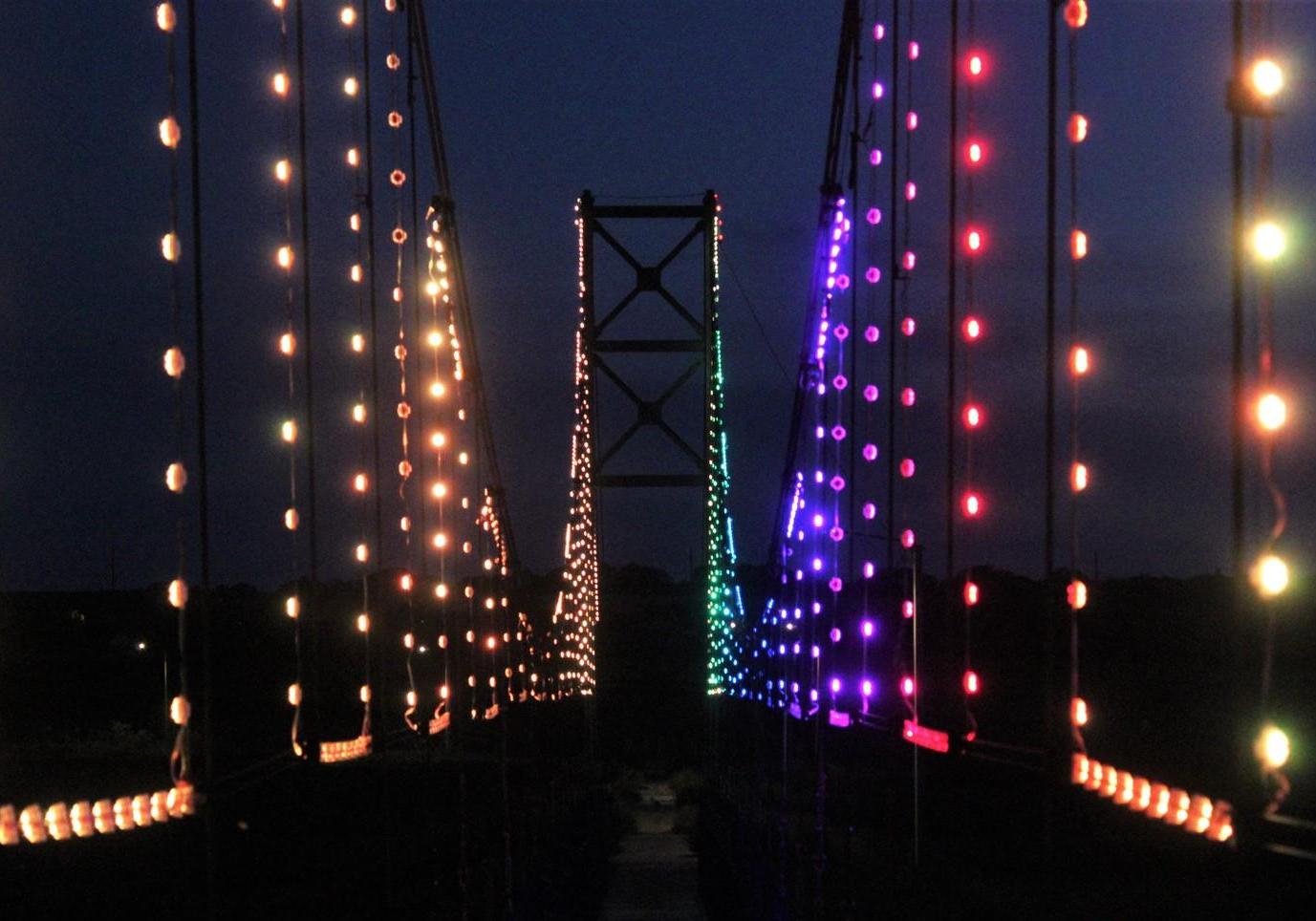 В селе Грибовка Овидиопольского района Одесской области появился подвесной мост с подсветкой. Фото Пушкинской