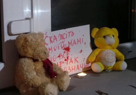 Активисты пикетируют здание МВД из-за убийства мальчика в Переяслав-Хмельницком. Фото: Цензор.net