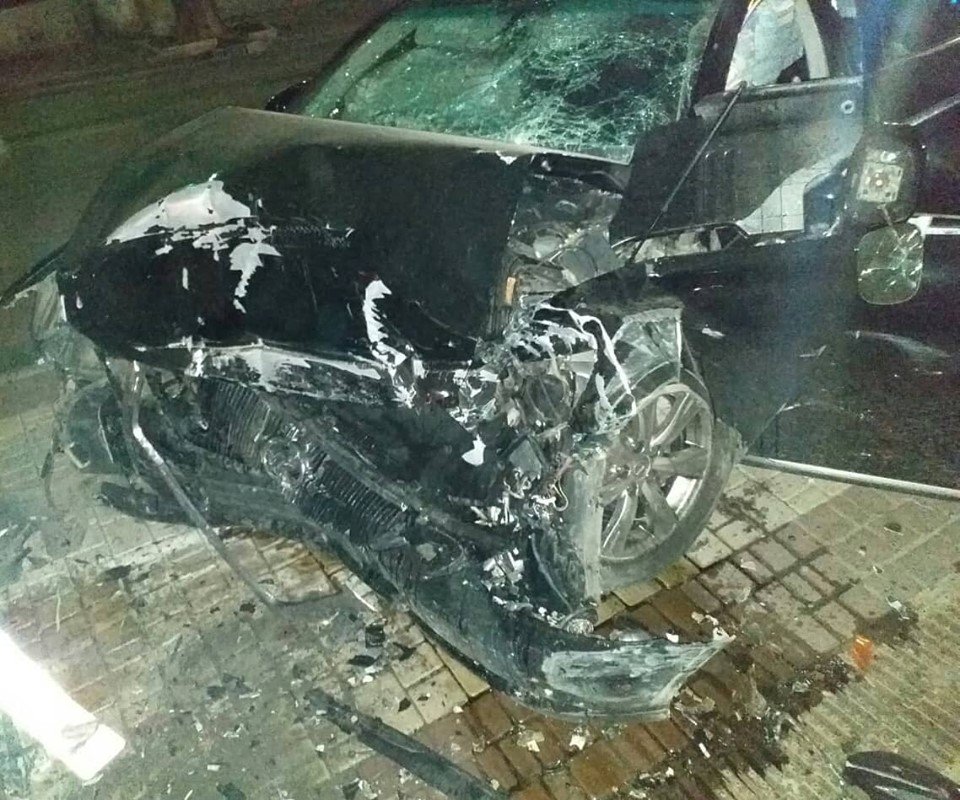 На военном спуске в ДТП погиб угонщик автомобиля. Фото полиции