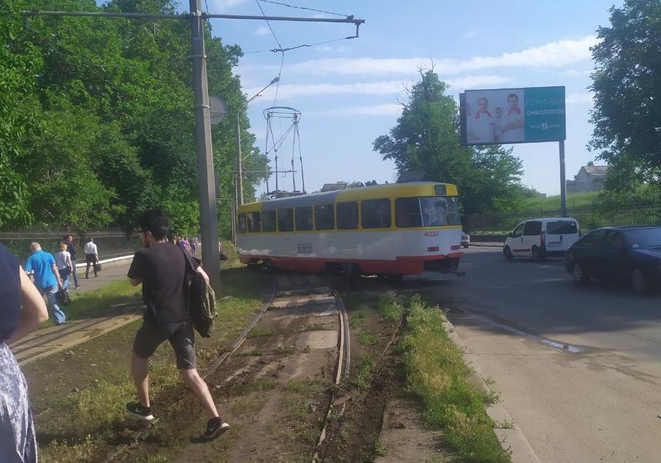 В Одессе трамвай сошел с рельс. Фото: Подслушано/Telegram